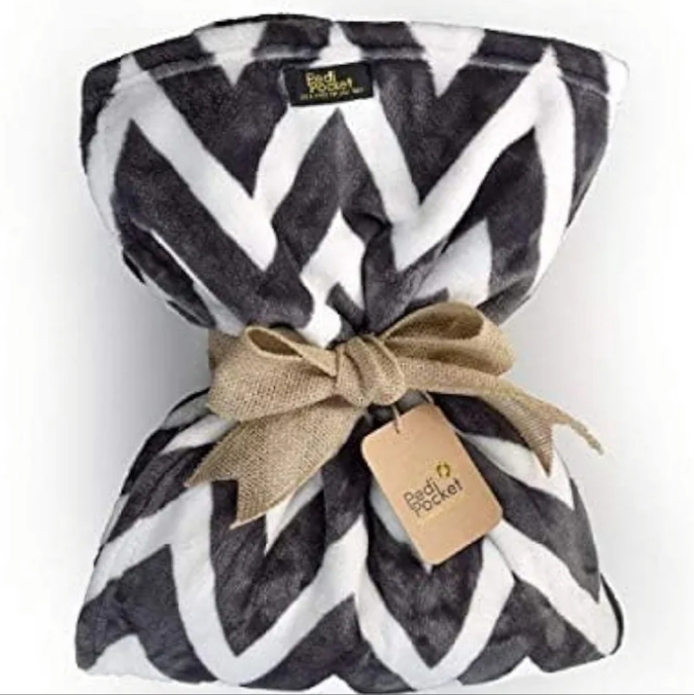 Pedi Pocket Blanket in Chevron Chic